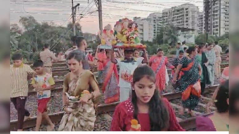 Ganesh Visarjan : कल्याणमधील जीवघेणं गणेश विसर्जन, असा द्यावा लागतो बाप्पाला निरोप