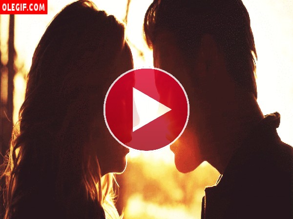 GIF: Beso al atardecer