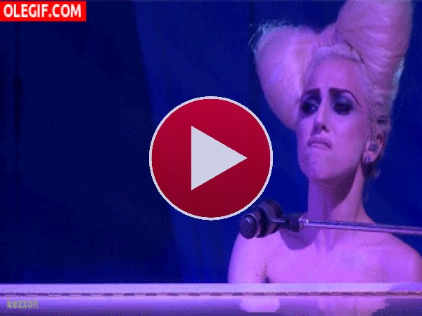 GIF: Lady Gaga parece cabreada, ¿será por esas tetas que le han puesto en la cabeza?