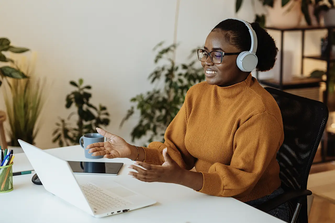 8 canales de comunicación esenciales para lograr una colaboración eficaz en el lugar de trabajo