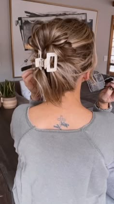 Dirty hair? I got you… All you need is a clear elastic hair tie and a claw clip! Save and try sometime! #hairstyle #easyhairtutorials #hair #hairgoals #beautytips #summerhair #longhair #hair #haircrush #bohostyle #heatlesshairstyle #shorts #clawclip #twist #dirtyhair