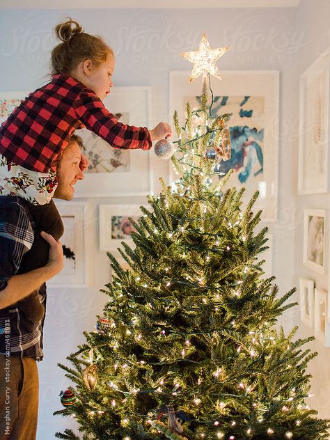 Trimming The Tree Decorate A Christmas Tree, Christmas Baby Pictures, Christmas Tree Pictures, Baby Christmas Photos, Daughter Christmas, Father And Daughter, Christmas Family Photos, Christmas Photoshoot, Christmas Tree Farm