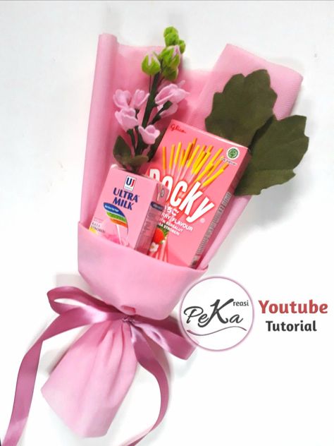 Inspiring pink snack bouquetTutorial on YouTube channel Kreasi PeKa Gift Box Snack, Birthday Bouquet Diy, Snack Bucket Gift, Diy Bucket Snack, Mini Bucket Snack, Bucket Snack Ideas, Diy Buket Snack, Gift Bucket Ideas, Bucket Snack Pink