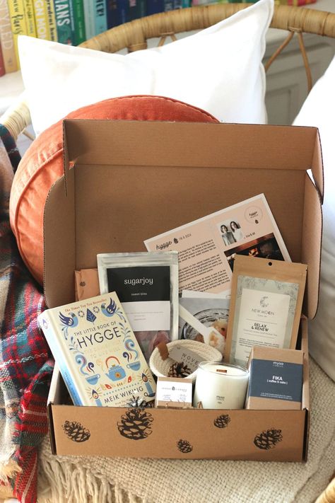 Hygge Box, Book Subscription Box, Hygge Gifts, Book Baskets, Candle Gift Box, Gift Inspo, Christmas Stationery, Dream Gift, Diy Gift Box