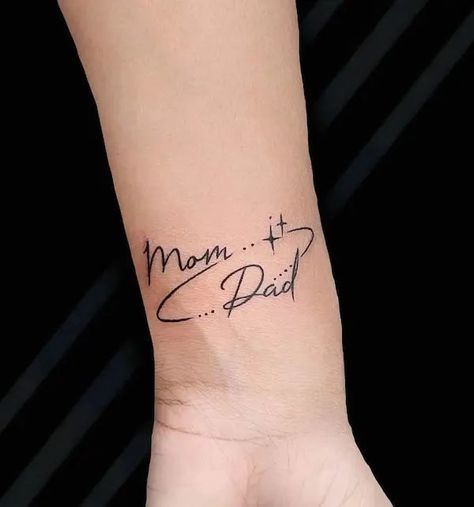 Mom Related Tattoos, Tattoo Ideas For Parents Names, Mumma Papa Tattoo, Royal Tattoos For Women, Parents Name Tattoos Ideas For Women, Tattoos That Represent Parents, Memorial Wrist Tattoos, Tattoo Ideas Parents Mom And Dad, Dad Mom Tattoo Design