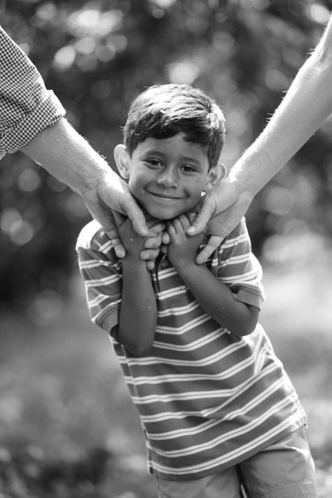 Father Son Photography, Married Photography, Son Photo Ideas, Pose Portrait, Cute Family Photos, Family Photoshoot Poses, Family Portrait Poses, Children Photography Poses, Family Picture Poses