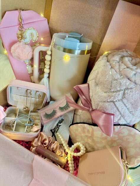 Pink And Gold Gift Basket, Birthday Gift Ideas For My Best Friend, Pink Items For Gift Basket, Gifts In Basket, Pink Christmas Basket Ideas, Quinceanera Gift Basket Ideas, Fancy Gift Baskets, Girly Christmas Gift Basket, Christmas Box Gift Ideas Friends