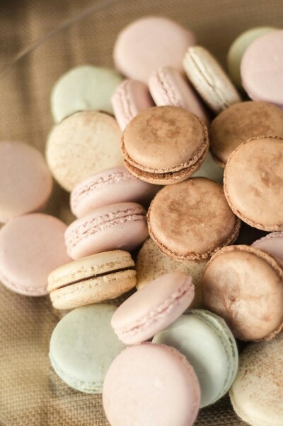 macrons.