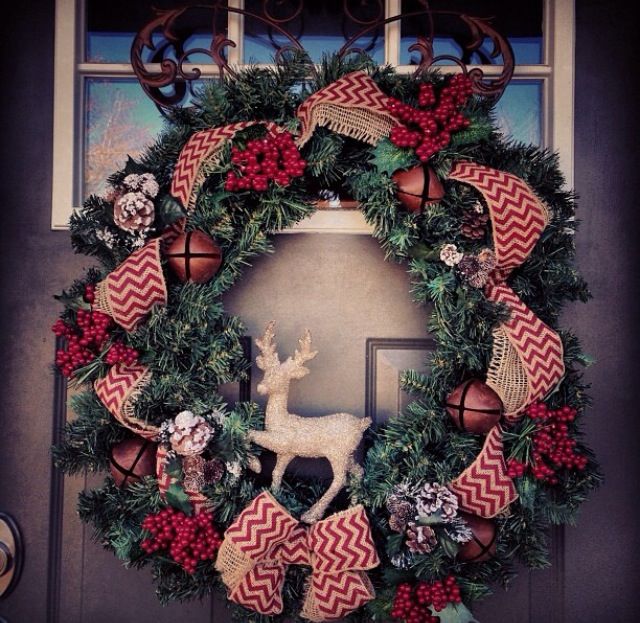 Love this wreath. Better make it while the chevron trend is still going strong!