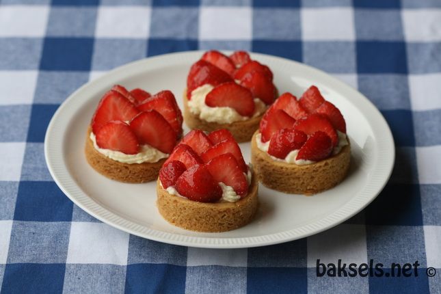 Aardbeiengebakjes met vulling van banketbakkersroom en slagroom: http://www.baksels.net/post/2012/06/03/Aardbeiengebakjes.aspx