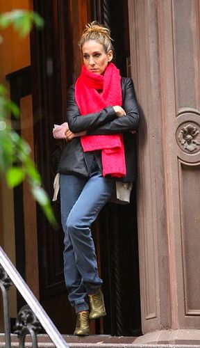 red jacket - stairs - jeans - golden shoes --- Sarah Jessica Parker - SATC - Carrie Bradshaw - set - sex and the city