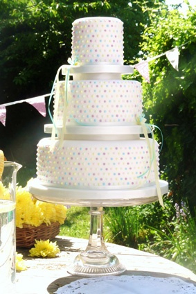 polka dot cake | More stripes, polka dots and pom poms here: http://mylusciouslife.com/colour-textiles-stripes-polka-dots-pom-poms/