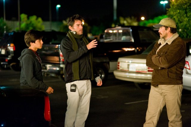 José Julián, Chris Weitz and Demián Bichir filming A BETTER LIFE.