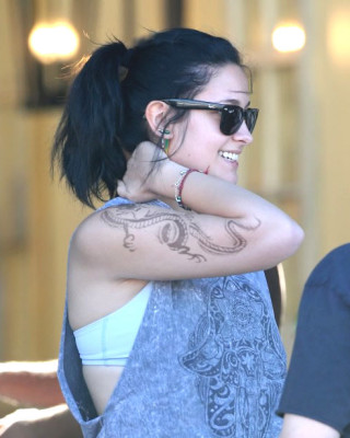 Paris Jackson Lights up the Internet with Huge Dragon Henna Tattoo!