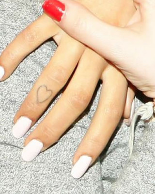 Check Out Ariana Grande’s Heart Finger and “Hi” Toe Tattoos!