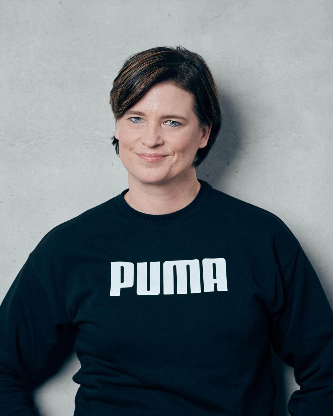 PUMA Mitarbeiterin stehend