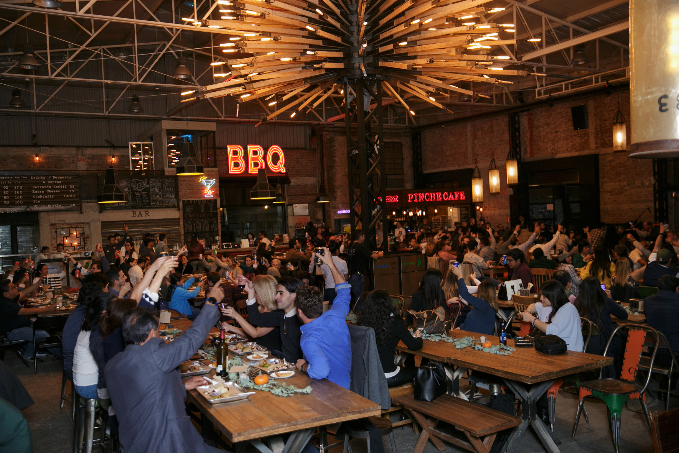 Celebra la Tradición de Thanksgiving: Una fiesta de gratitud y música en Pinche Gringo BBQ