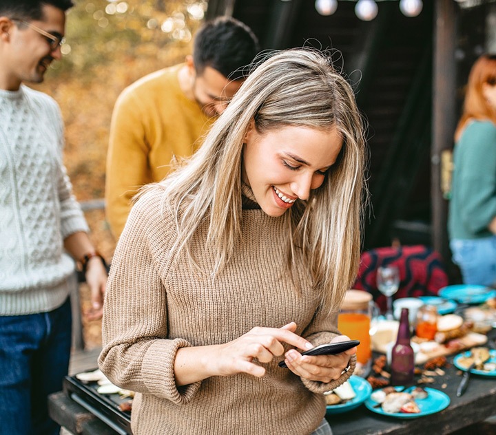 אישה הודעות SMS במהלך מסיבה עם עזרתו של ביקסבי.