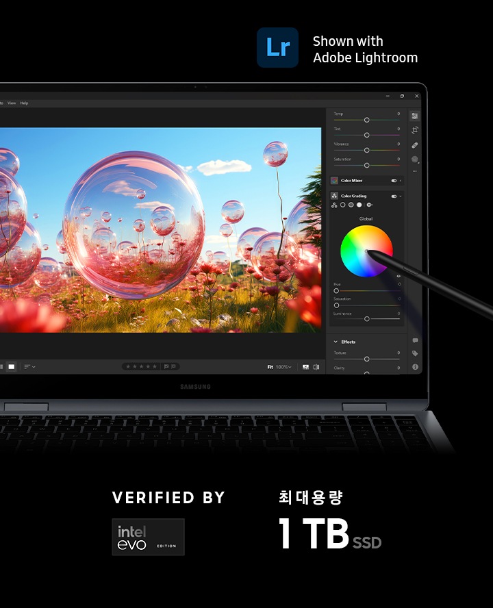 문스톤 그레이 색상의 갤럭시 북4 Pro 360이 정면을 바라보고 열려있습니다. 화면에는 Adobe Lightroom 앱에서 다채로운 이미지가 열려 있고, S펜을 사용하여 이미지를 편집하고 있습니다. 우측 상단에는 Adobe Lightroom 로고가 표시되어 있고, 이미지 전체의 하단에는 Intel Arc GRAPHICS 로고와 Intel Evo 인증 로고가 표시되어 있습니다. 