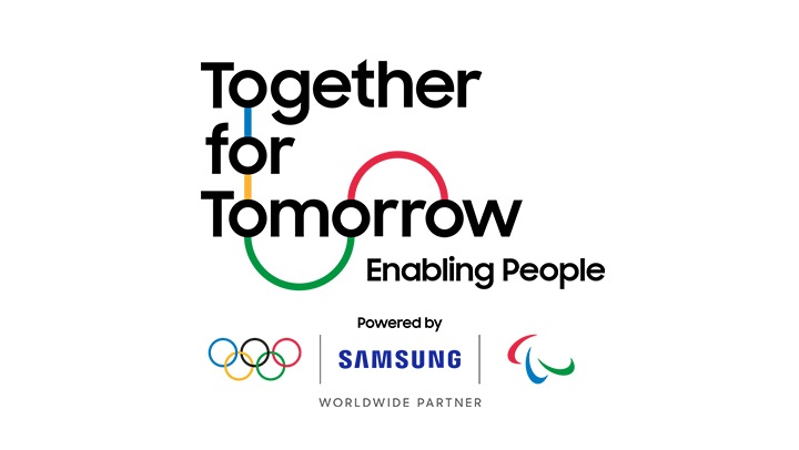 'Together for Tomorrow Enabling People'라는 텍스트가 검정색으로 표시되어 있고, 올림픽 링의 나머지 4가지 색상인 파랑, 노랑, 초록, 빨강으로 연결되어 있습니다. 아래에는 'Powered by'라는 텍스트와 함께 올림픽 링, 삼성 로고, 아지토스 로고가 표시됩니다. 그 아래에는 'WORLDWIDE PARTNER'라는 텍스트가 표시됩니다.