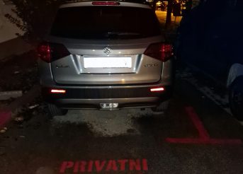 Zašto najbrojnija solinska firma nema parking za svoje zaposlenike, već parkiraju ispred tuđih zgrada?