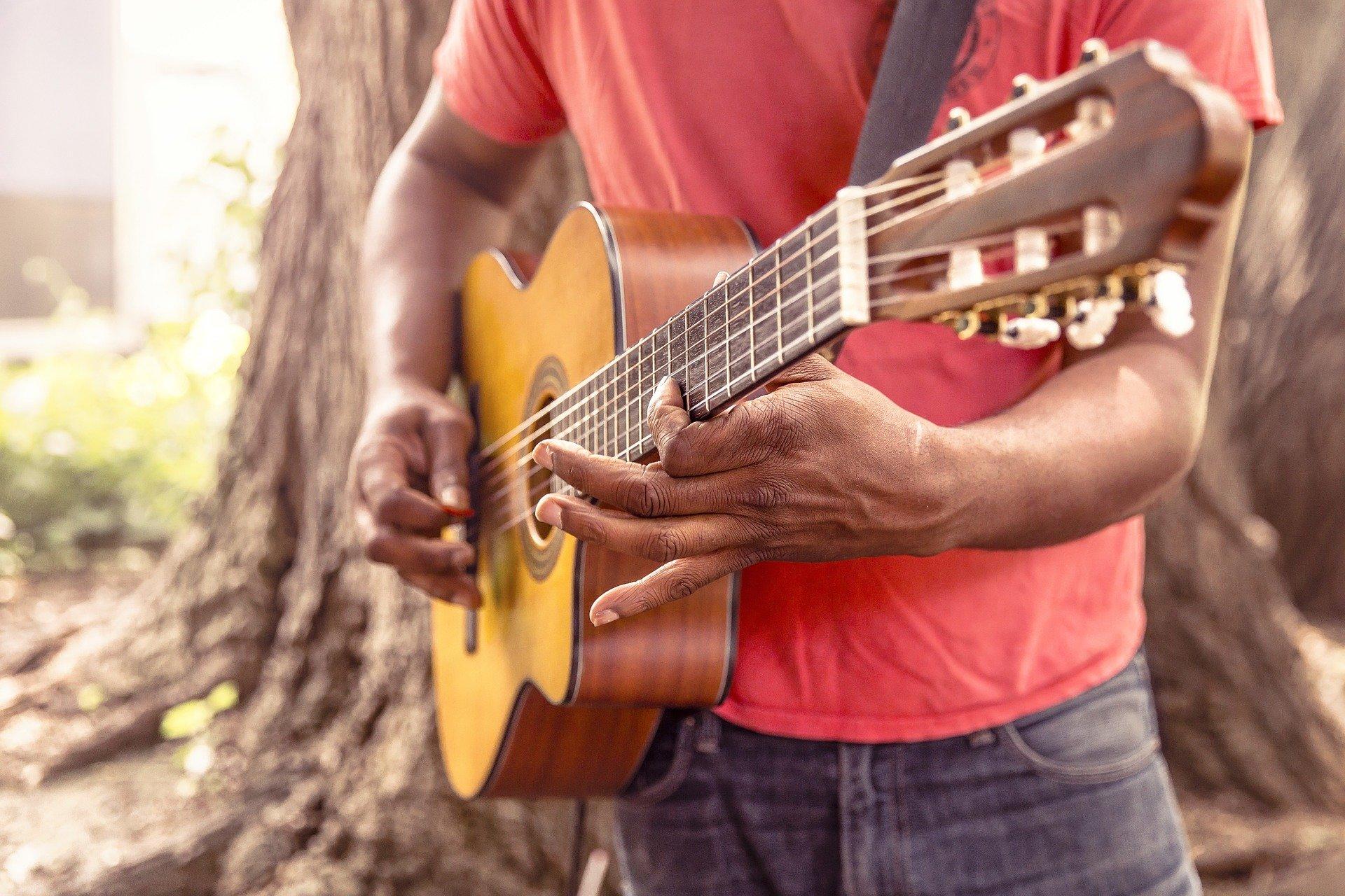 pessoa tocando violao