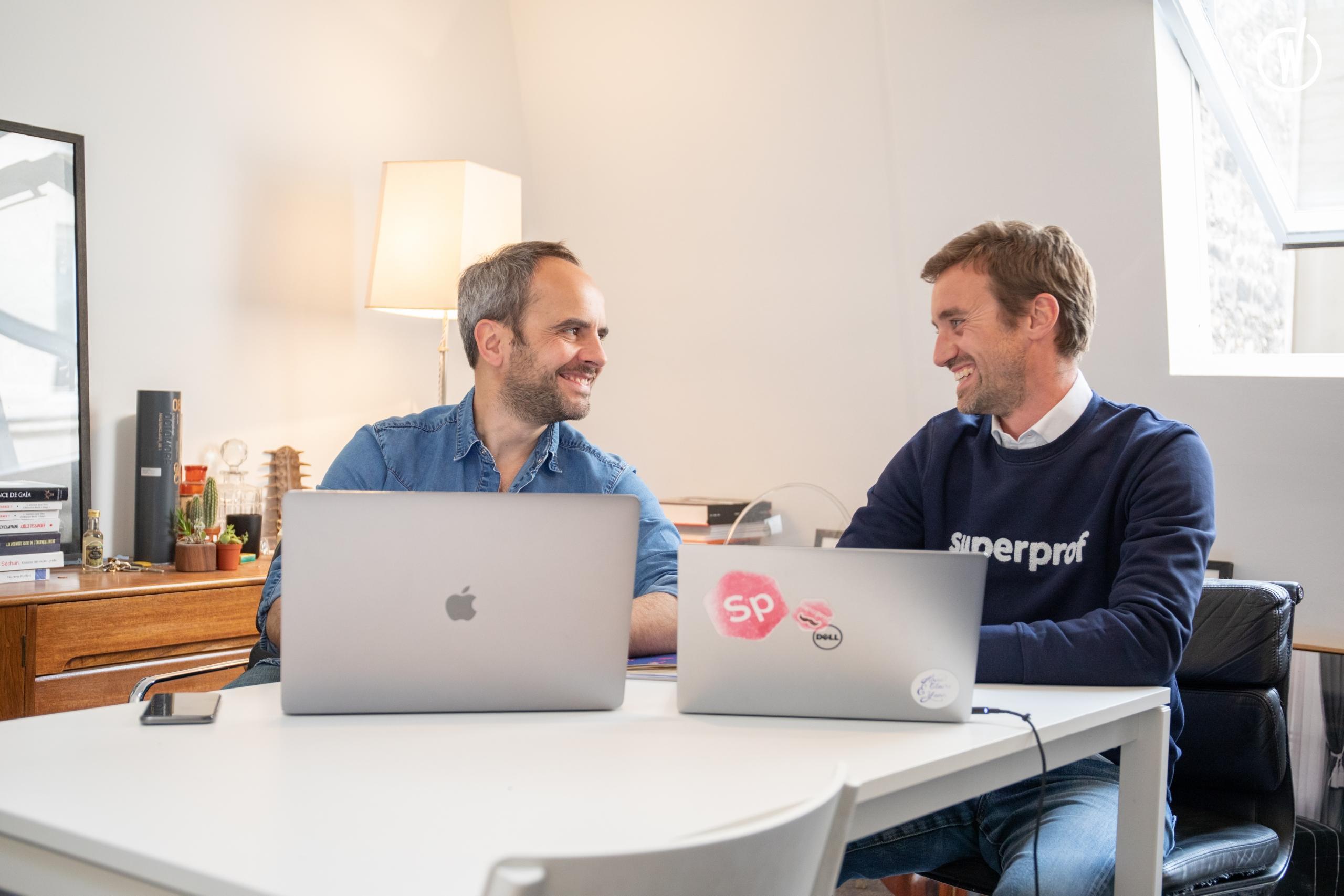 Wilfried Granier und Yann Leguillon mit Laptops an einem Tisch