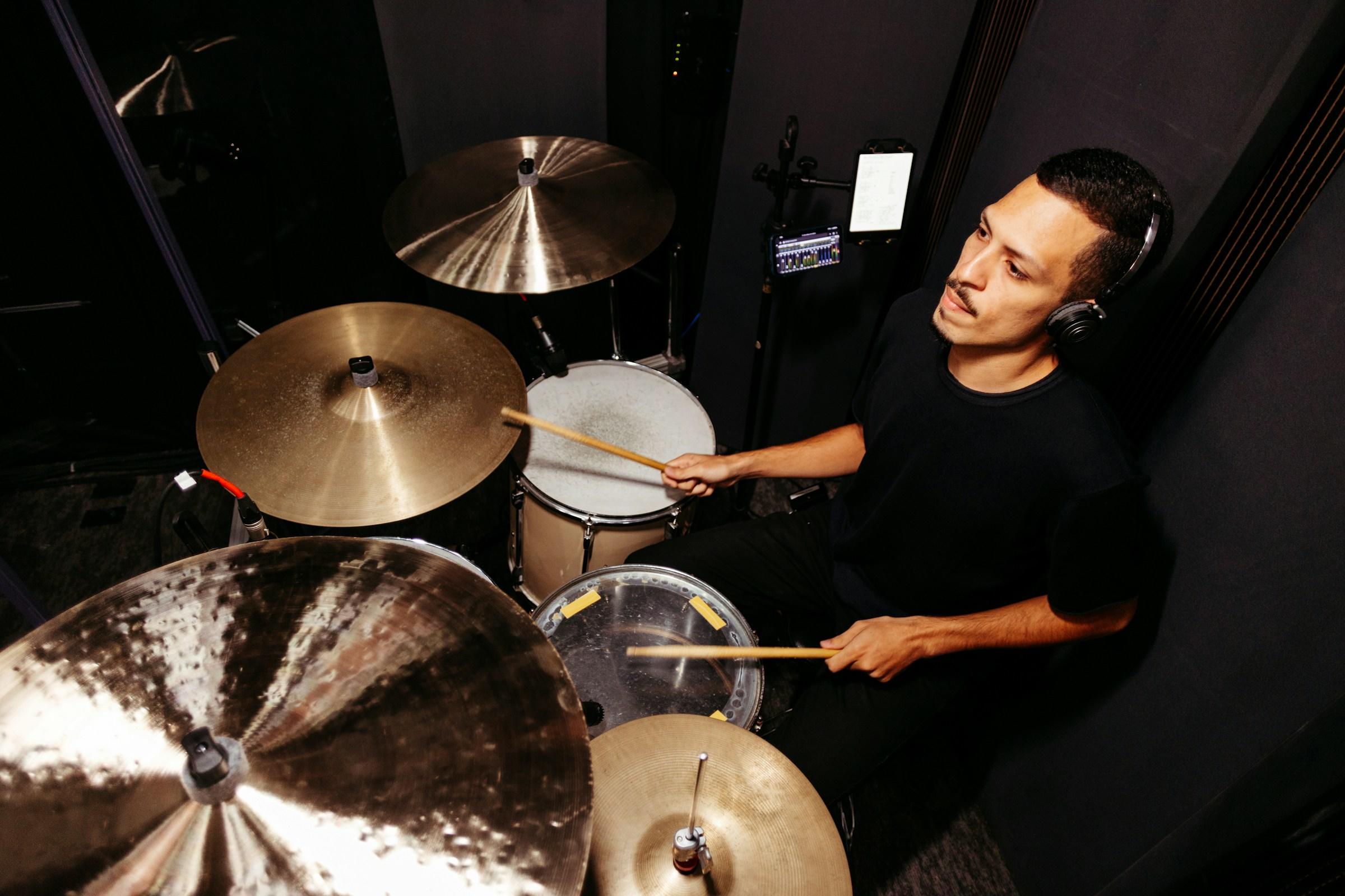 Chico concentrado tocando la batería.