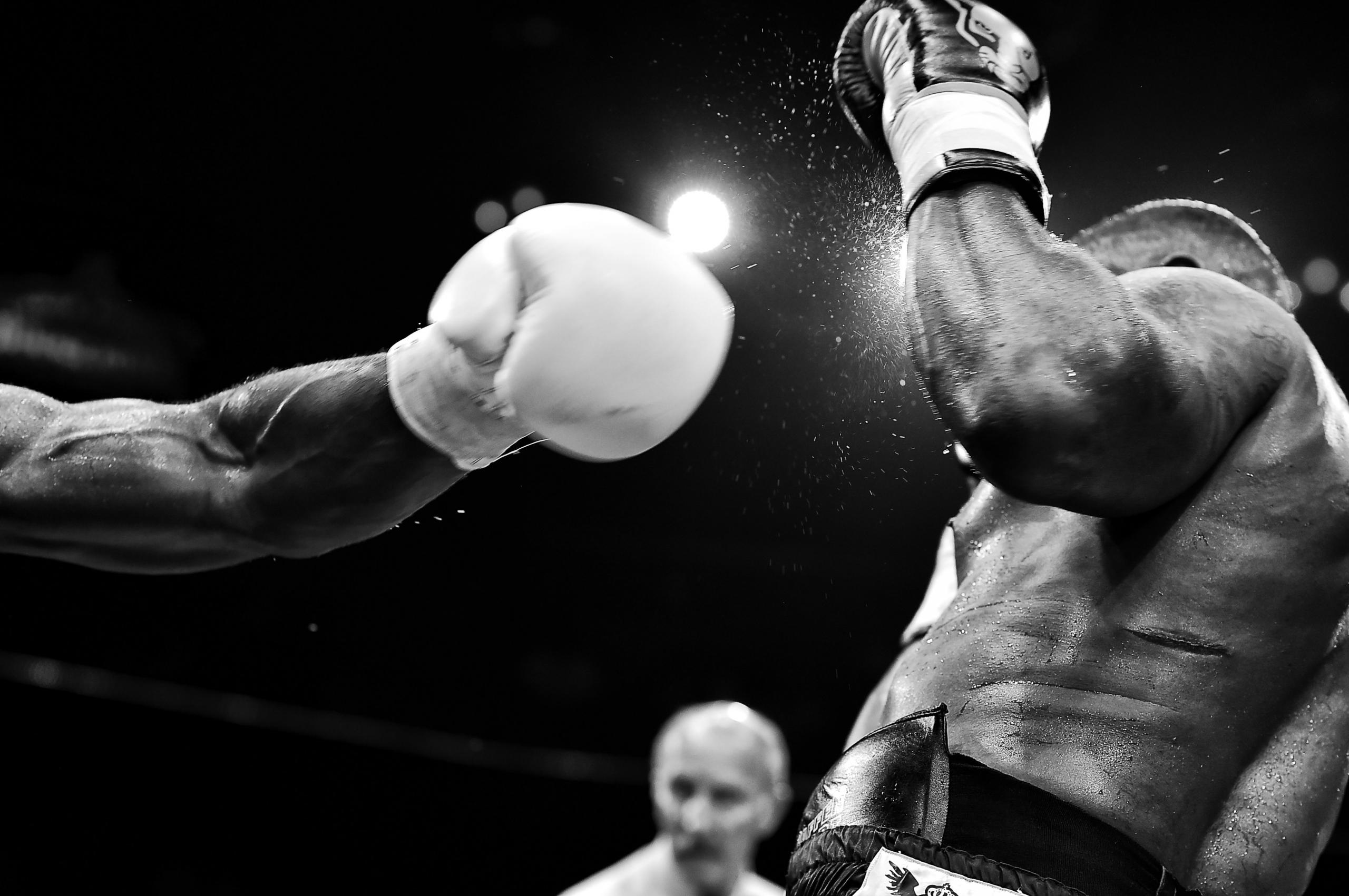 Un combat de boxe en noir et blanc.