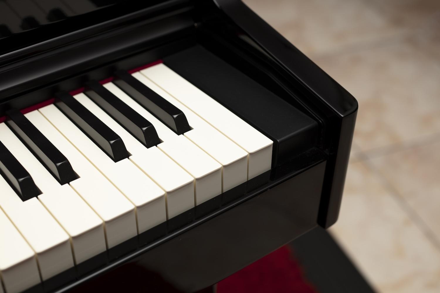 Zoom sur le coin d'un piano.