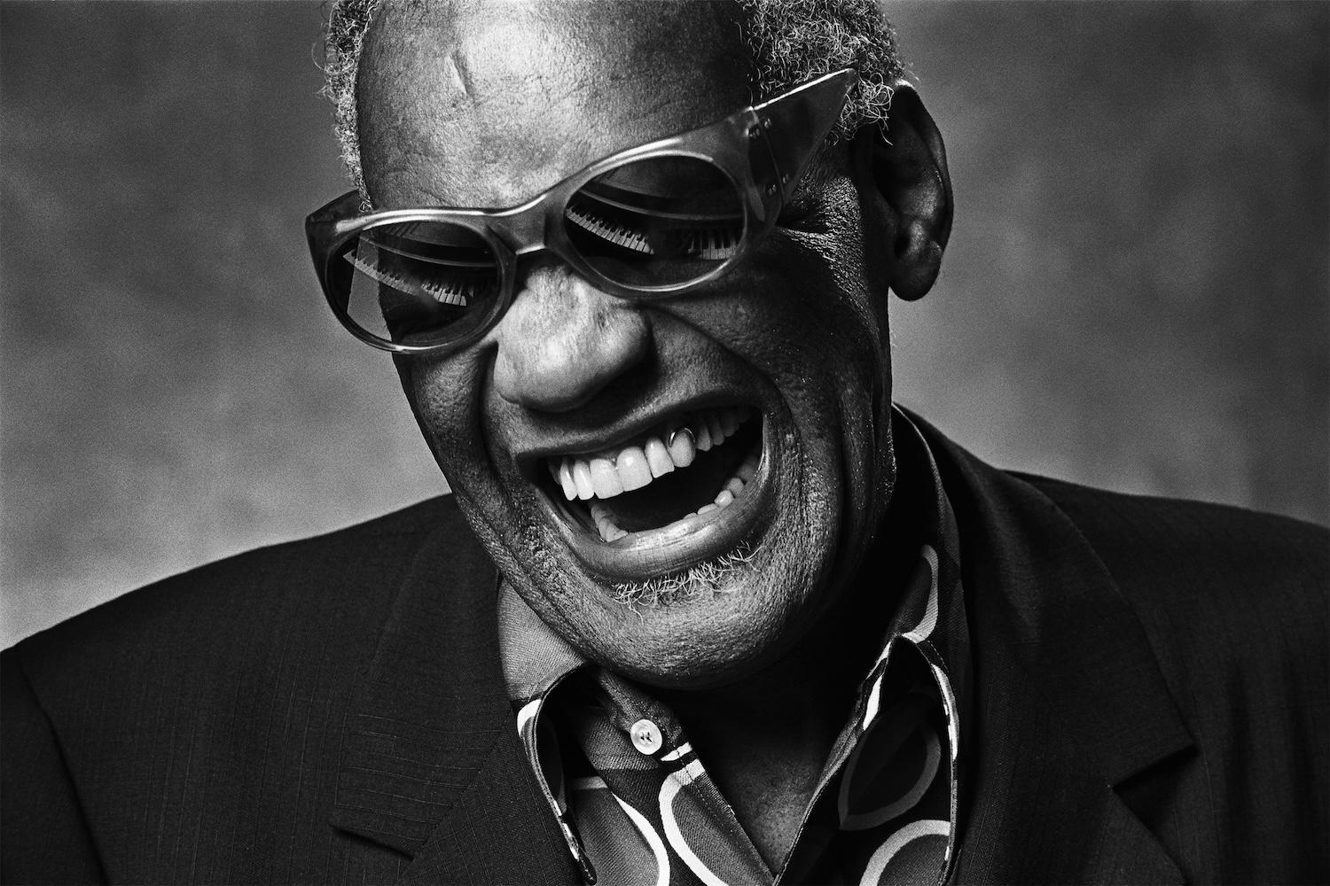 Portrait du chanteur et compositeur américain Ray Charles.