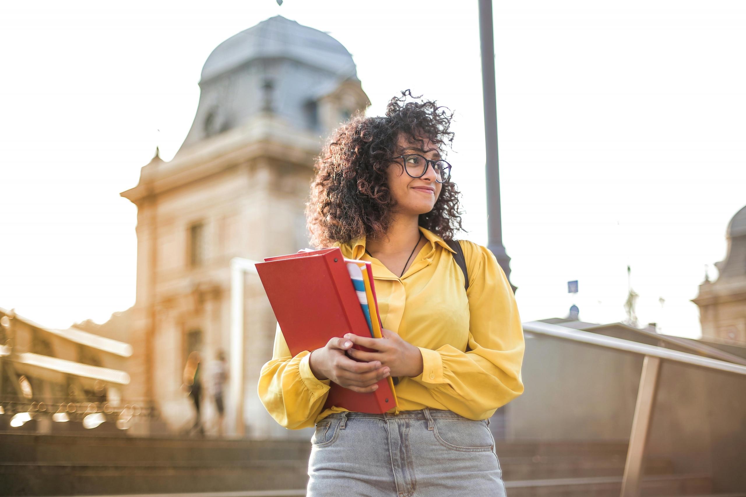 une étudiante avec un cahier