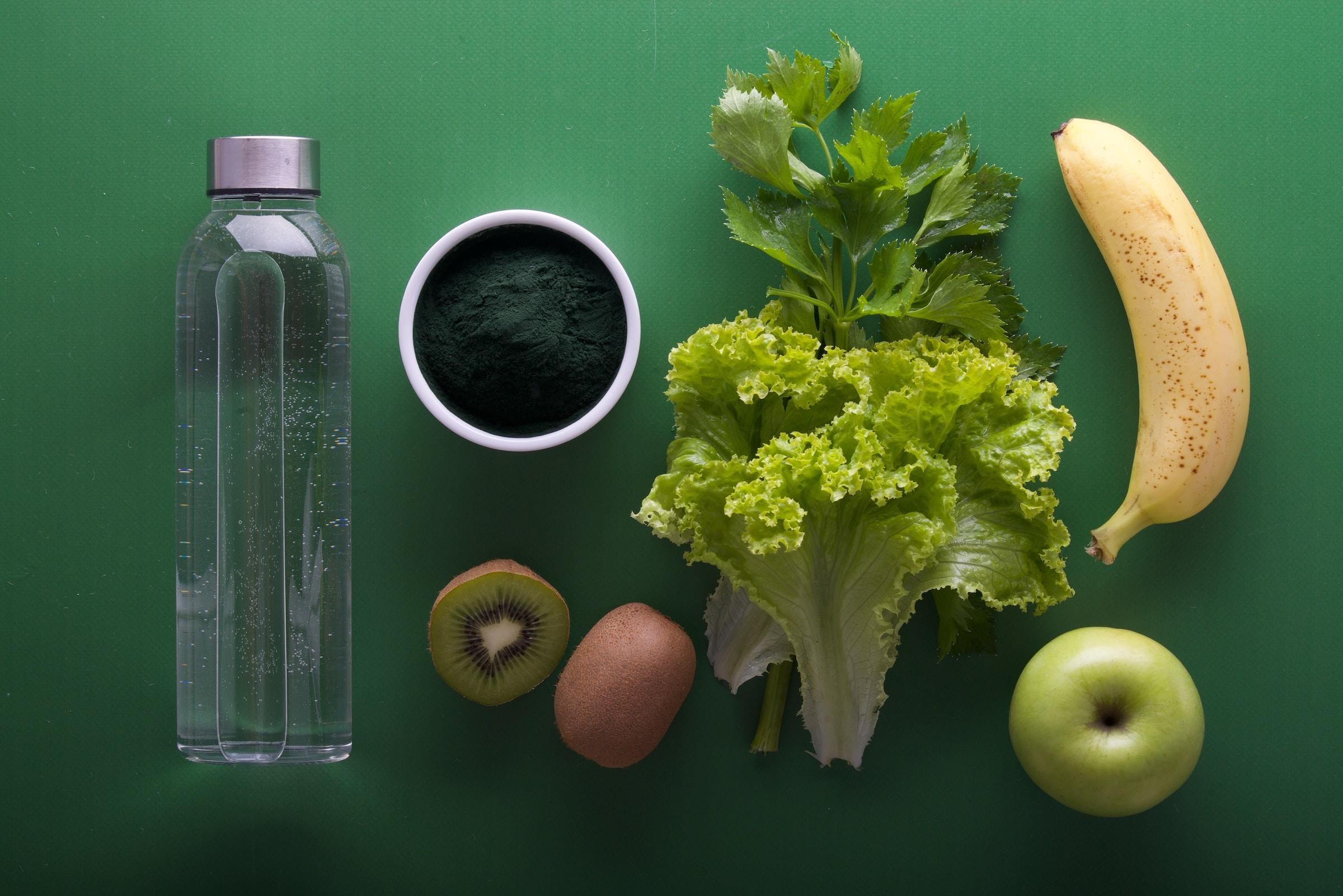 des bananes, une salade, kiwis, pommes, un café et de l'eau