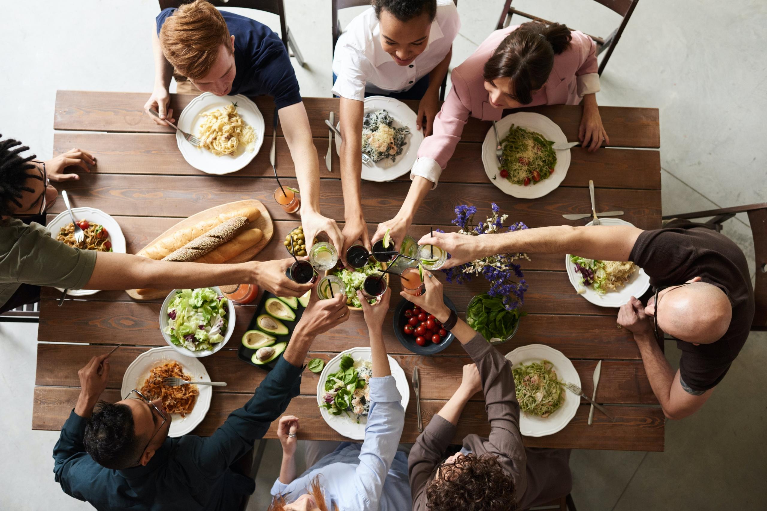 des personnes autour d'une table mangeant plusieurs repas