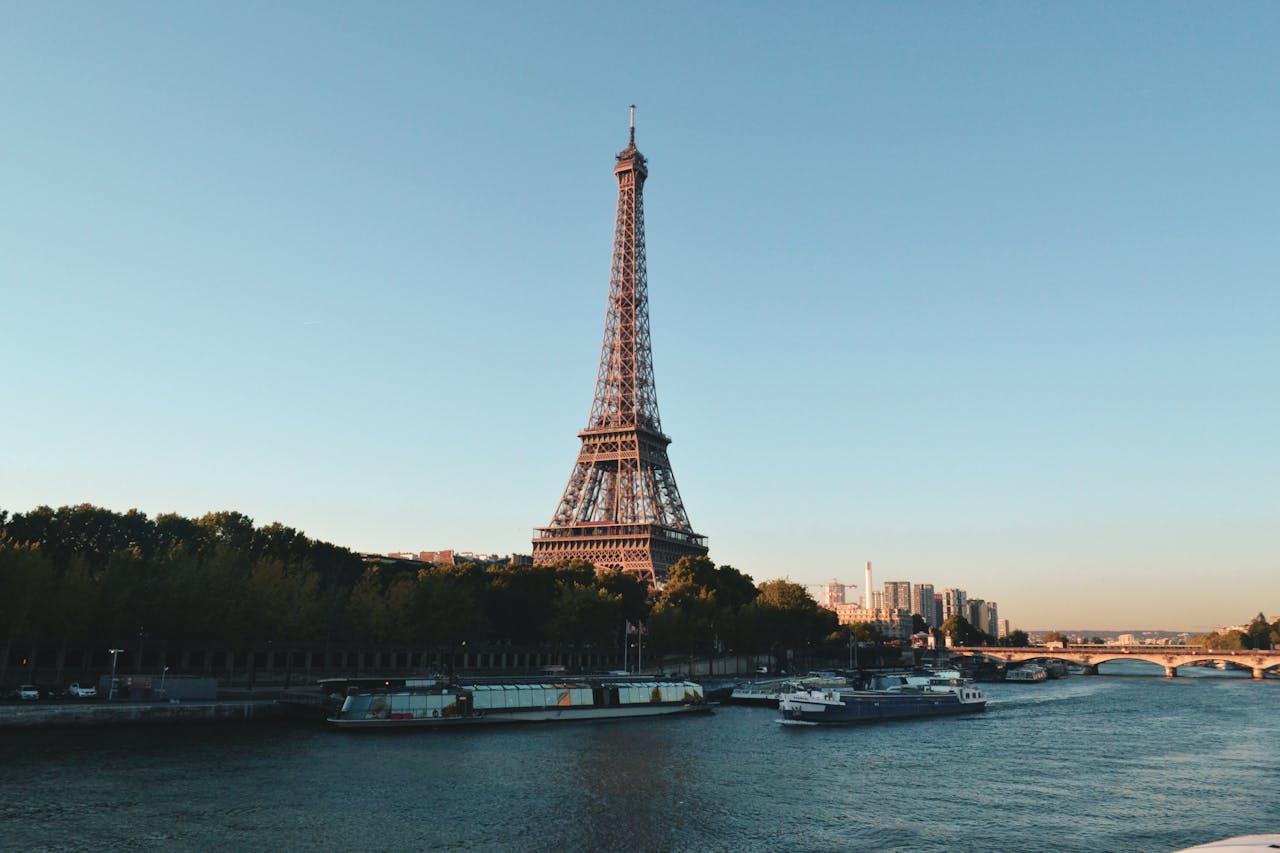 Vue sur la Tour Eiffel depuis la Seine.