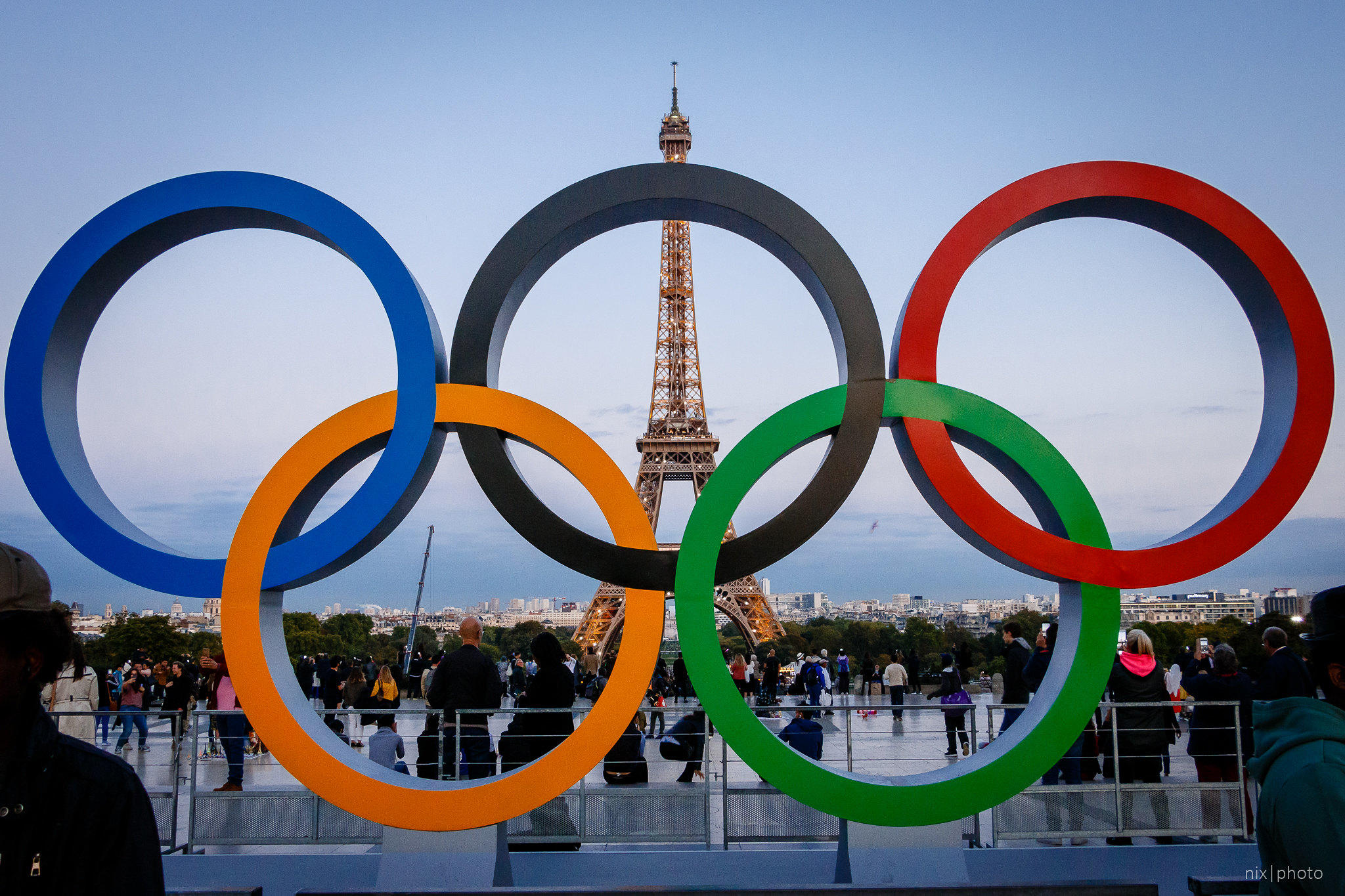 les cercles olympiques devant la tour eiffel