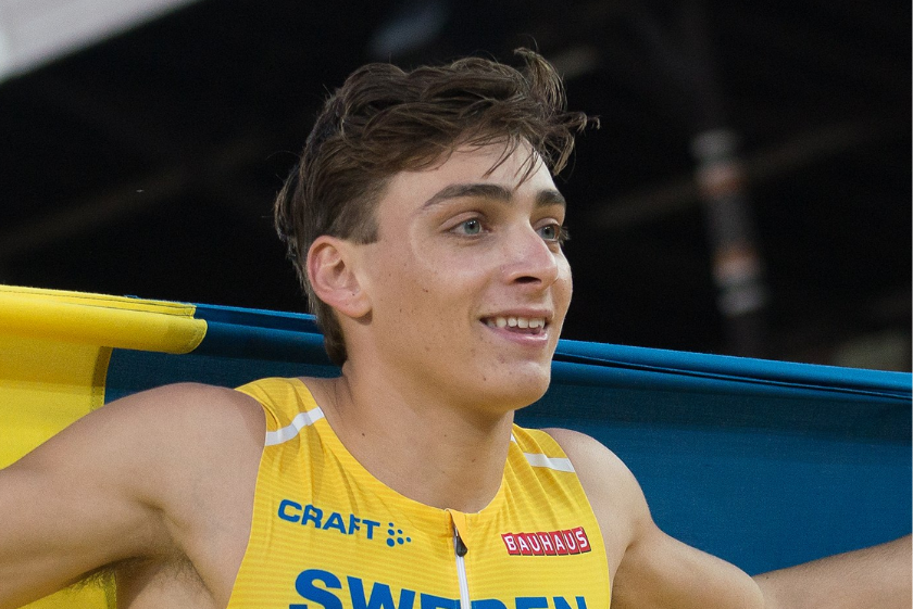 armand duplantis avec le drapeau suedois