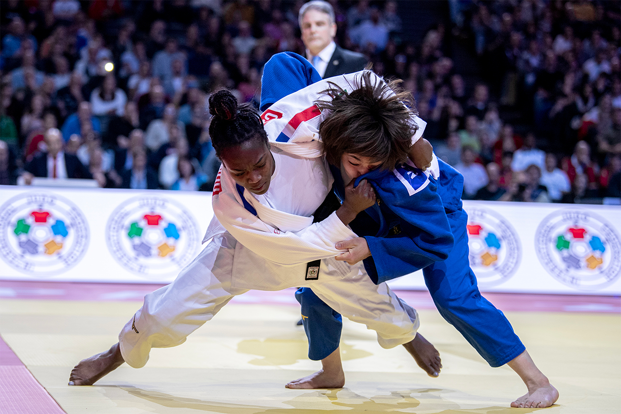 Clarisse Agbegnenou dans un match de judo