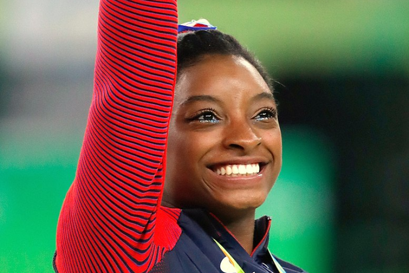 Simone Biles lors de la finale pour la médaille d'or de l'épreuve féminine par équipes aux Jeux olympiques de Rio 2016.