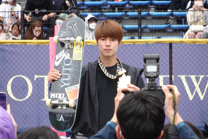 yuto horigome avec un skate