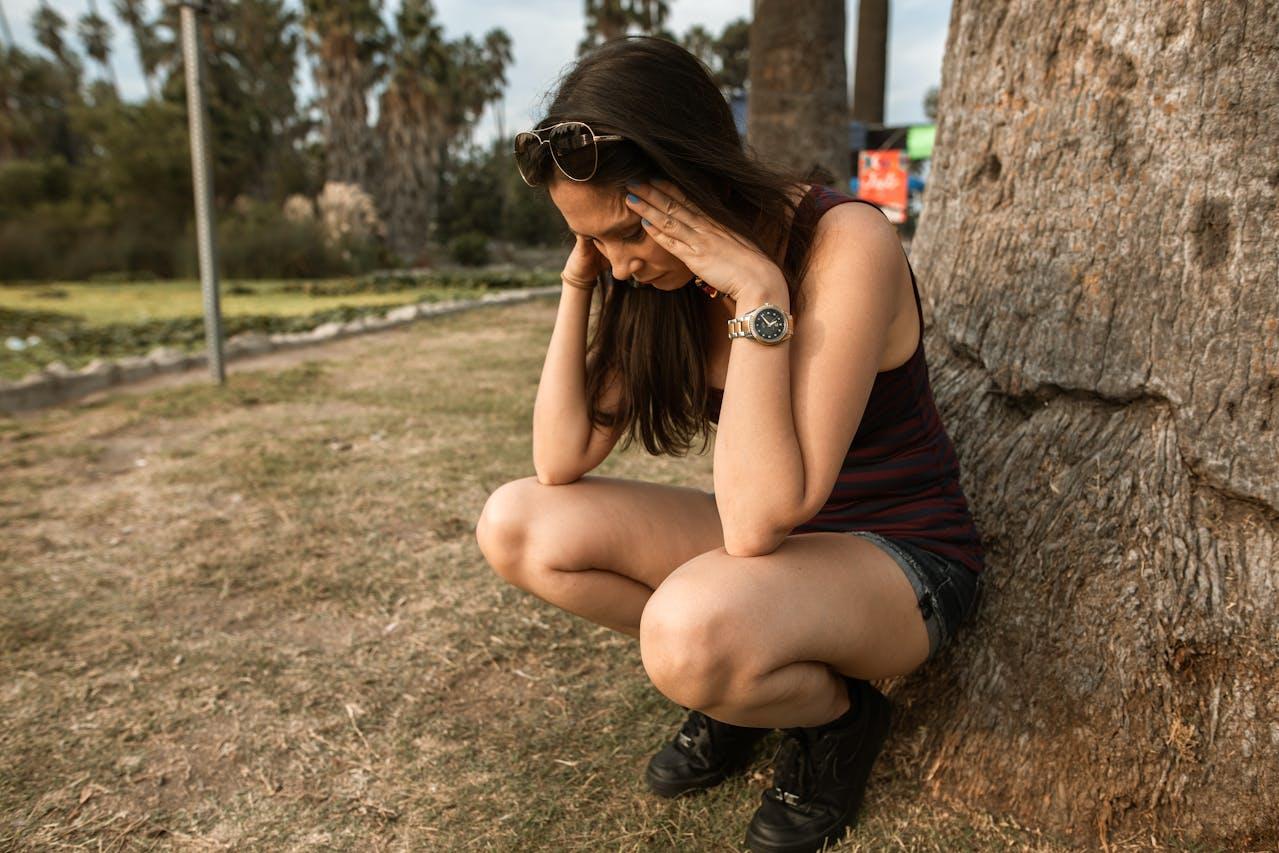 Jeune femme accroupie, envahie par le stress des concours.