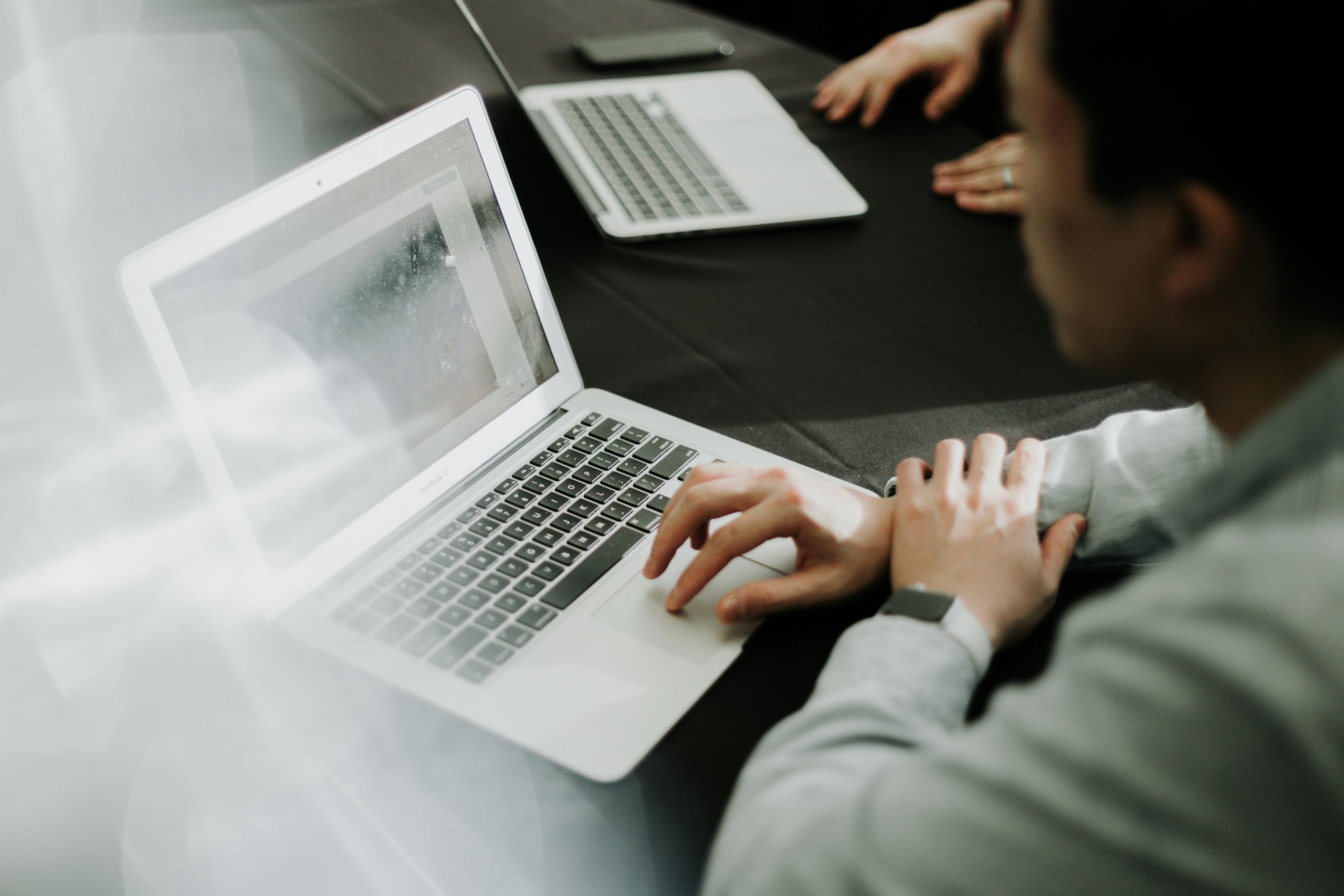 Un étudiant travaille sur son ordinateur portable.