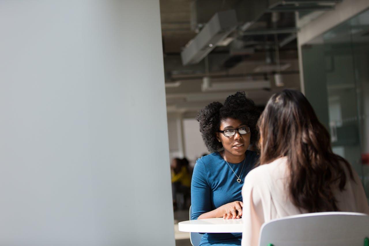 Jeune femme passant un oral d'école de commerce.