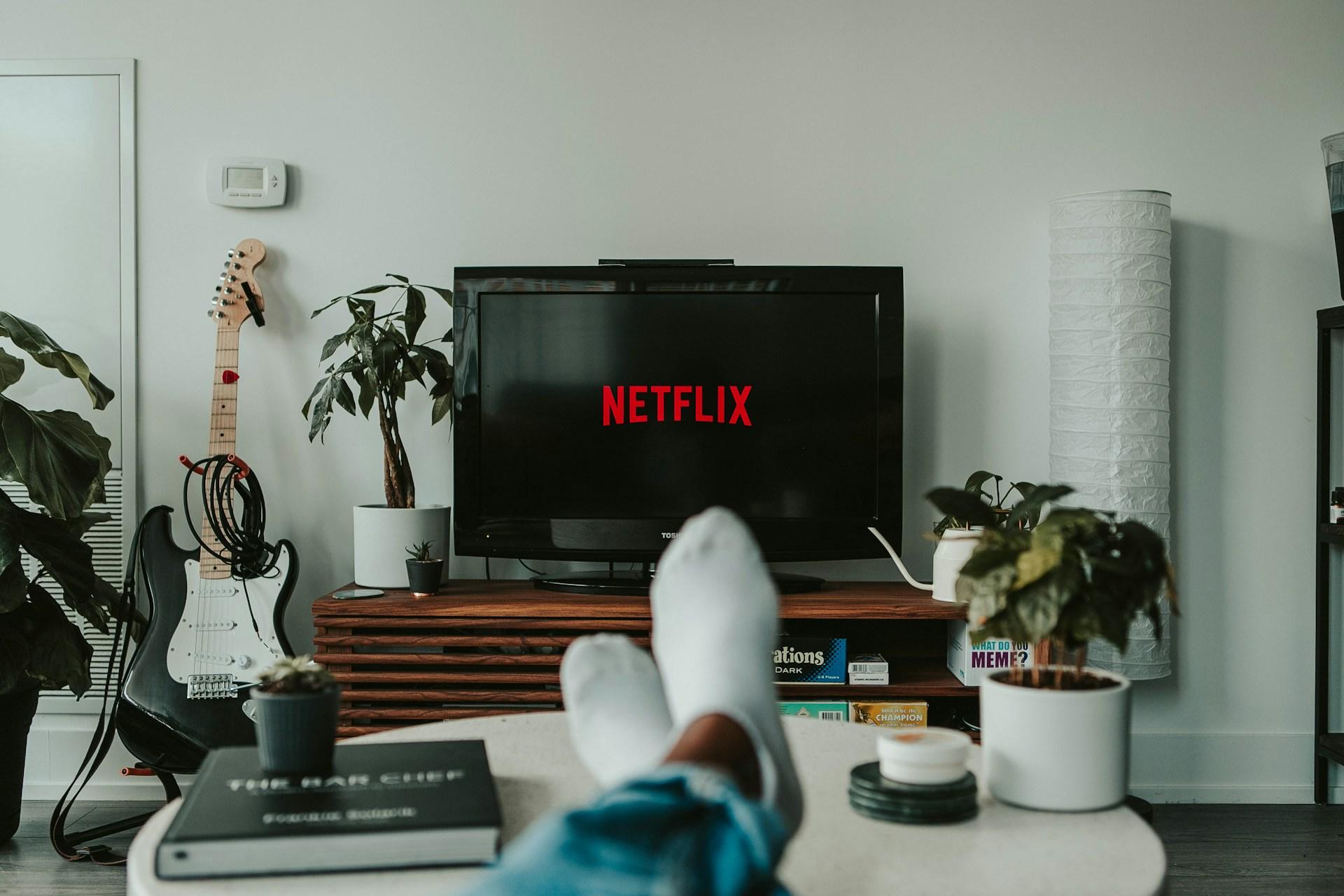 Divano e tv con Netflix