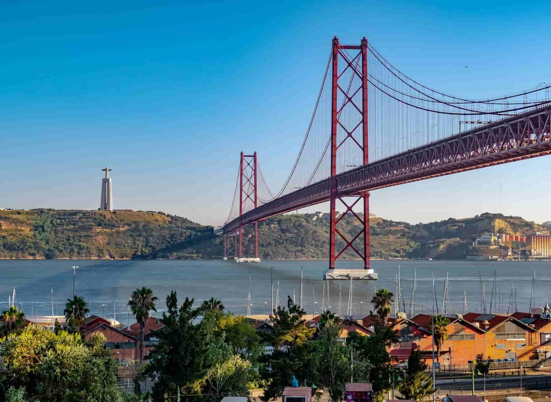 Viaggiare in Portogallo è un'ottima occasione per immergersi nella cultura portoghese sulle note del fado, assaporando una bifana in uno dei migliori festival del Portogallo o apprezzando azulejos e altre espressioni artigianali in giro per Lisbona, Porto o Algarve.