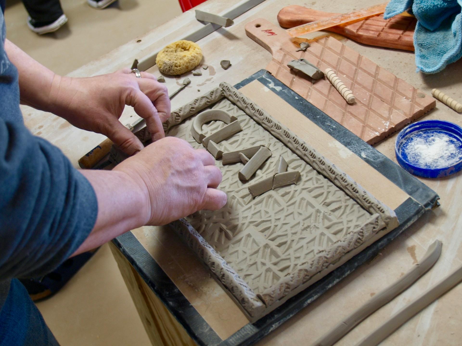 lavorazione argilla all'interno di un laboratorio di ceramica