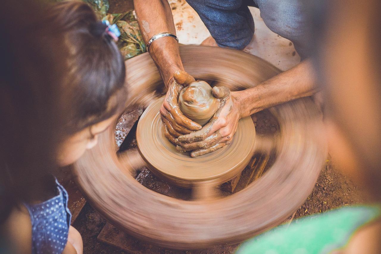 insegnante ceramica che lavora l'argilla