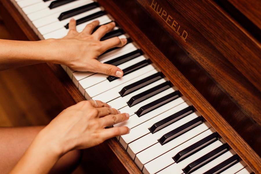 handen spelen op piano