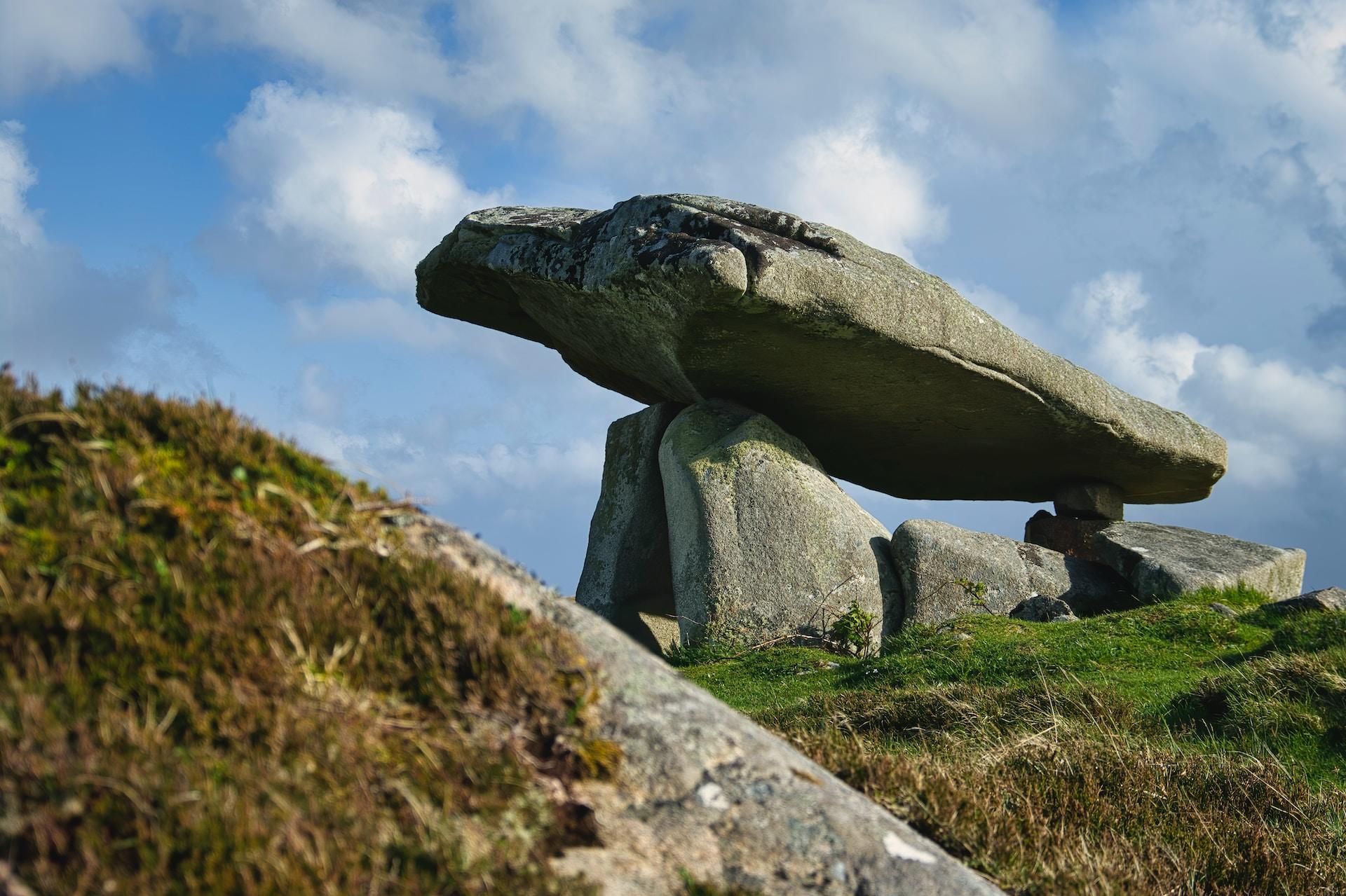 anciennes pierres sous forme de menhir dans la nature