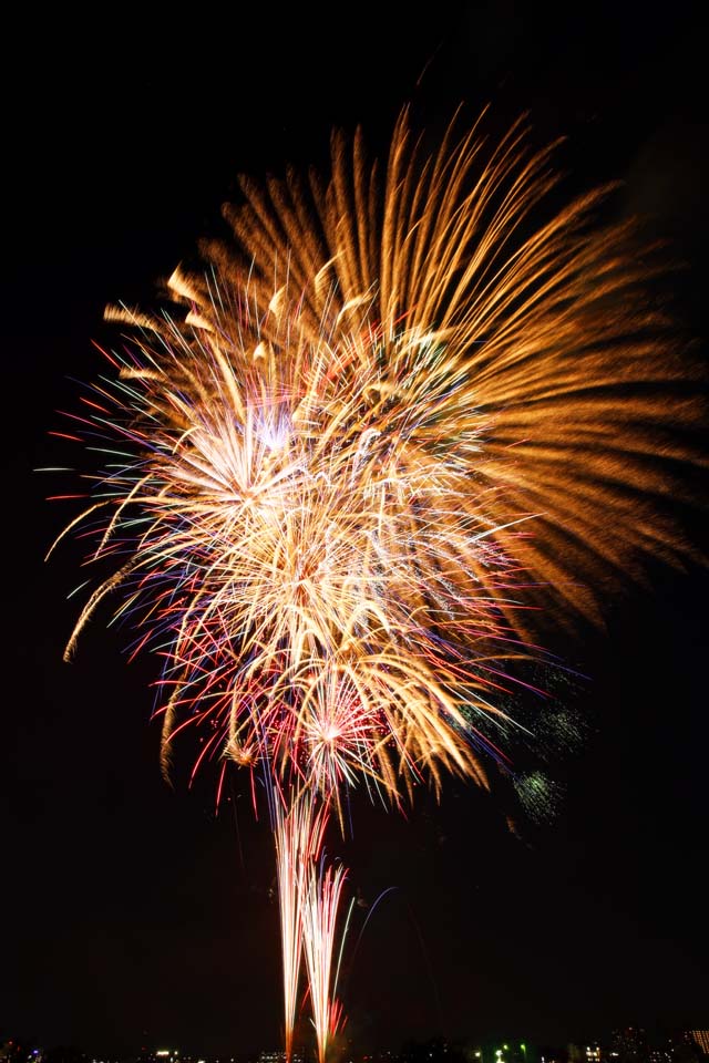 Foto, materieel, vrij, landschap, schilderstuk, bevoorraden foto,Tama River Fireworks Display, Lancerend vuurwerk, Vanzelfsprekende scêne of object welk poetische charme naar het seizoen van de zomer toe voegt, Signaal vuur, Helderheid